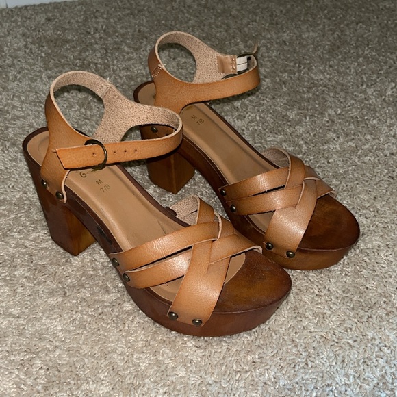 Size 7/8 wooden* & leather* platform heels - Picture 3 of 4